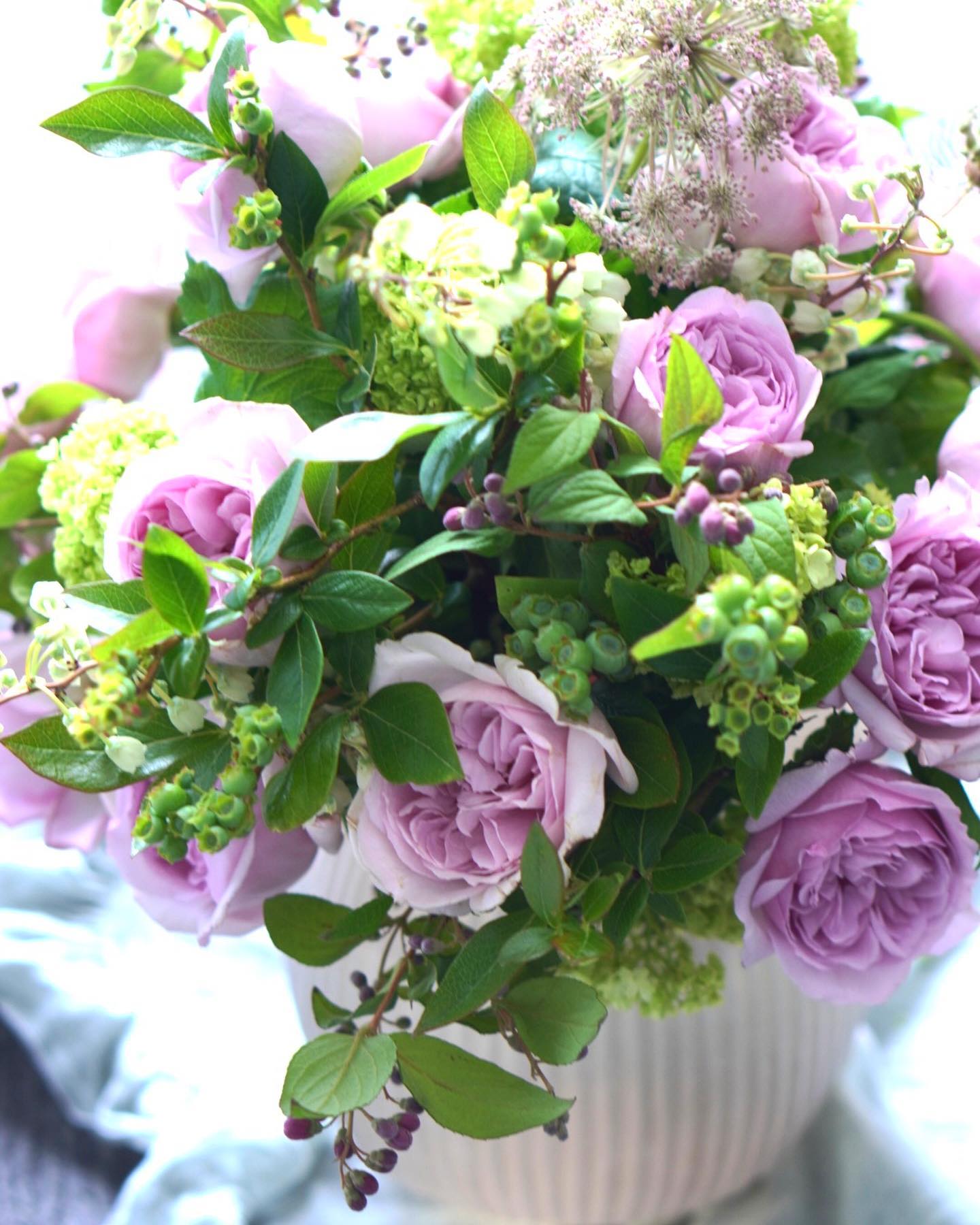 芍薬と素敵なバラの花束