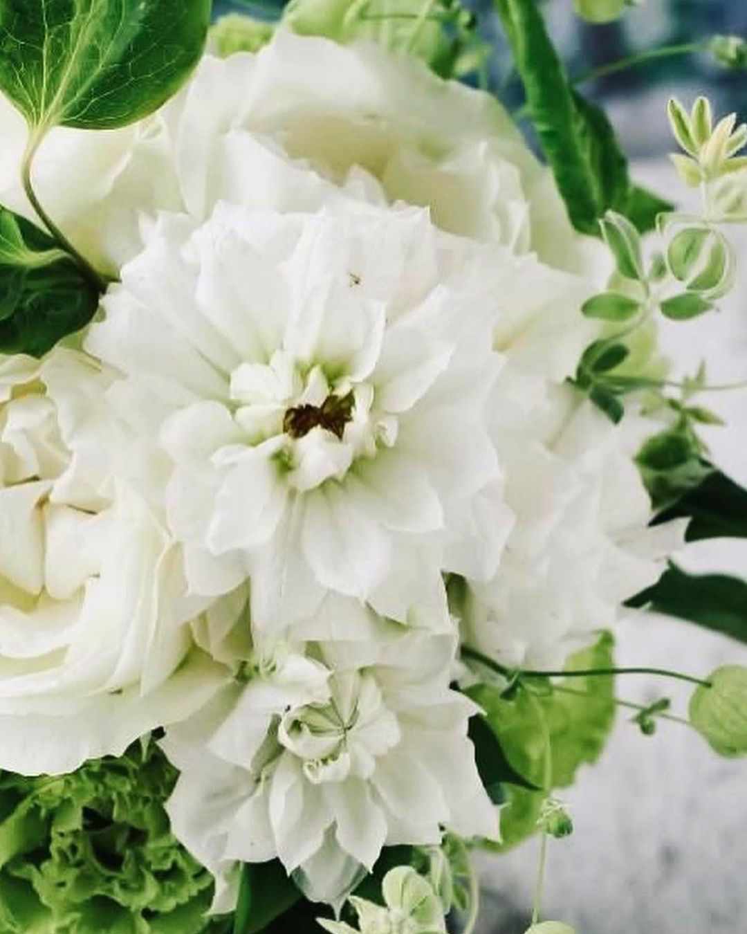 ホワイト&グリーンのラウンドアレンジメント